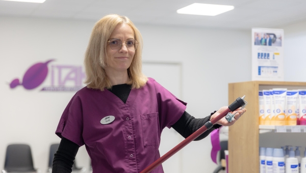 Paarikümne euro eest leiab nii kaubandusest kui ka invaabivahendite poest vajalikud libisemisvastased abimehed jalanõude ja kõnnikepi külge. Fotol Itaki Võru esinduse abivahendispetsialist Eveli Kasak. Fotod: AIGAR NAGEL